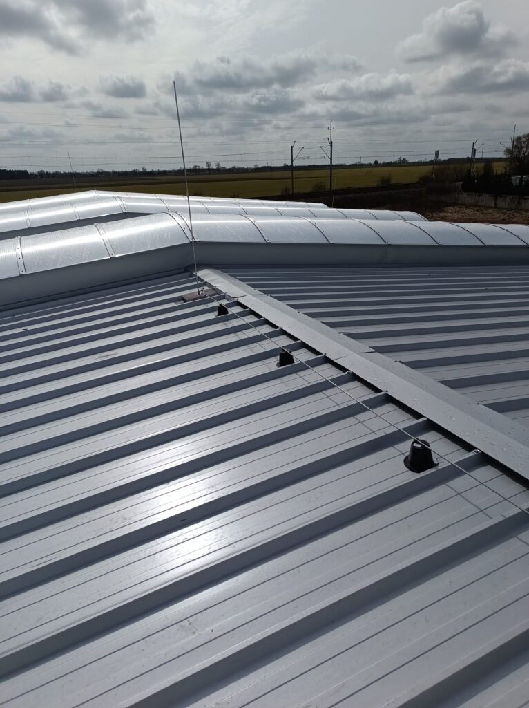 Dach hali magazynowej z podciągniętą instalacją dachową wykonaną przez ASP Elektro